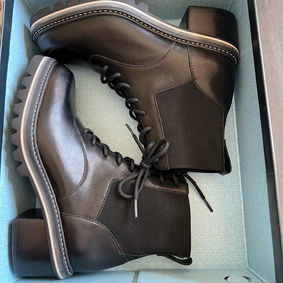 NIB Bernardo Salerno 8.5M Black Leather Lace Up Ankle Boots - Picture 7 of 8